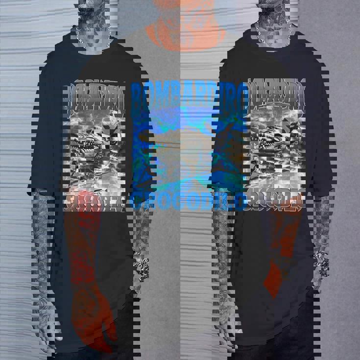 Bombardiro Crocodilo 面白い イタリアン ブレイン ミーム ブーツレッグ Tシャツ 彼への贈り物