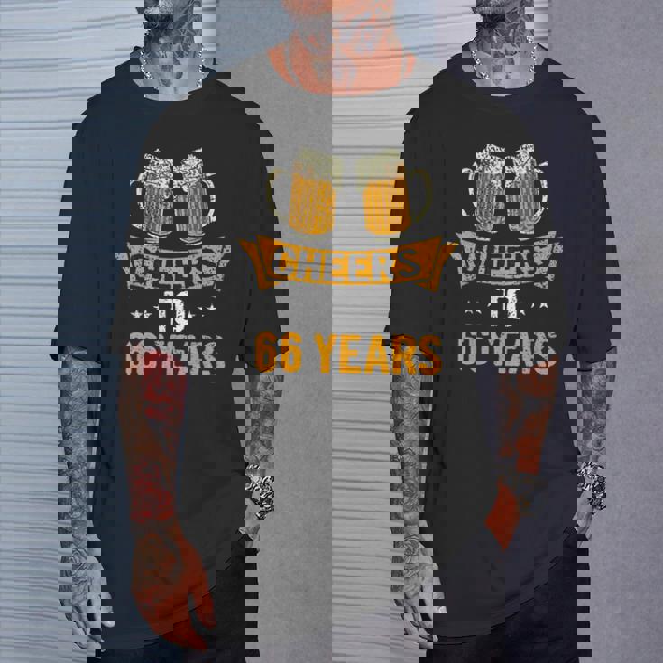 Cheers To 66歳 66歳 誕生日パーティー お祝いギフト Tシャツ 彼への贈り物