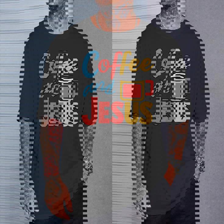 Coffee And Jesus Awesome Christian Caffeine Lover Church Tシャツ 彼への贈り物