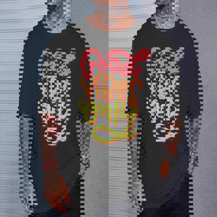 Cool GoodibesMotivational Goodibes Only Quotes Tシャツ 彼への贈り物