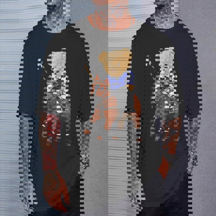 Cool Teddy Bear Playing Horse Polo Game Illustration Graphic Tシャツ 彼への贈り物