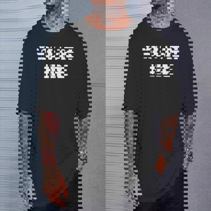 Cool You Are Here トレンディでシンプルな言葉のデザイン Tシャツ 彼への贈り物