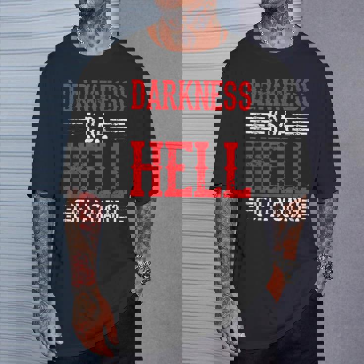 Darkness Is A Hell Of A Coach やる気を引き出す考え方 Tシャツ 彼への贈り物