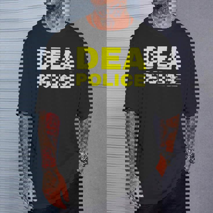 Dea Police Drug Enforcement Administration フロントとバック Tシャツ 彼への贈り物