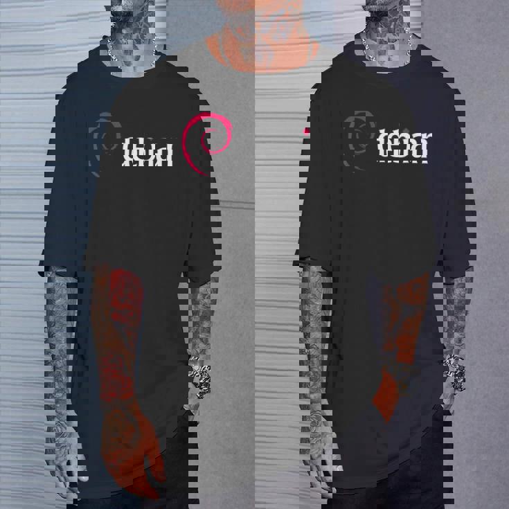 Debian Linux Tux プラグインプログラマー Tシャツ 彼への贈り物