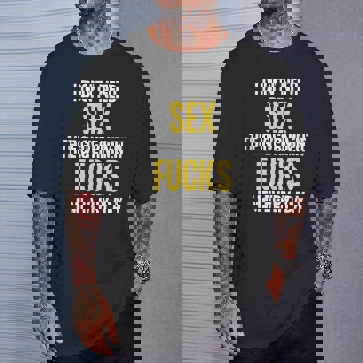 I Don't Needegs The Government F's Me Daily Tシャツ 彼への贈り物