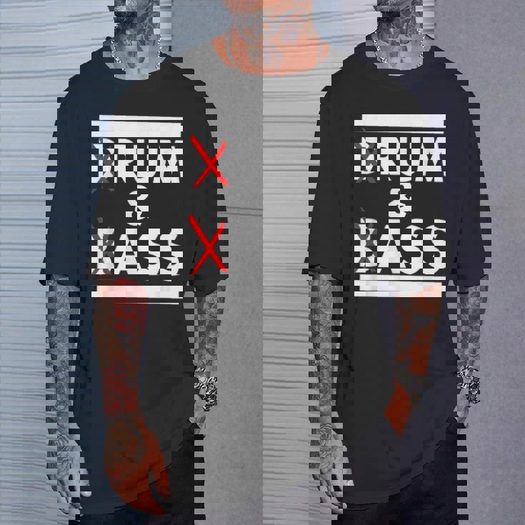 Drum And Bass Rum And Ass Tシャツ 彼への贈り物