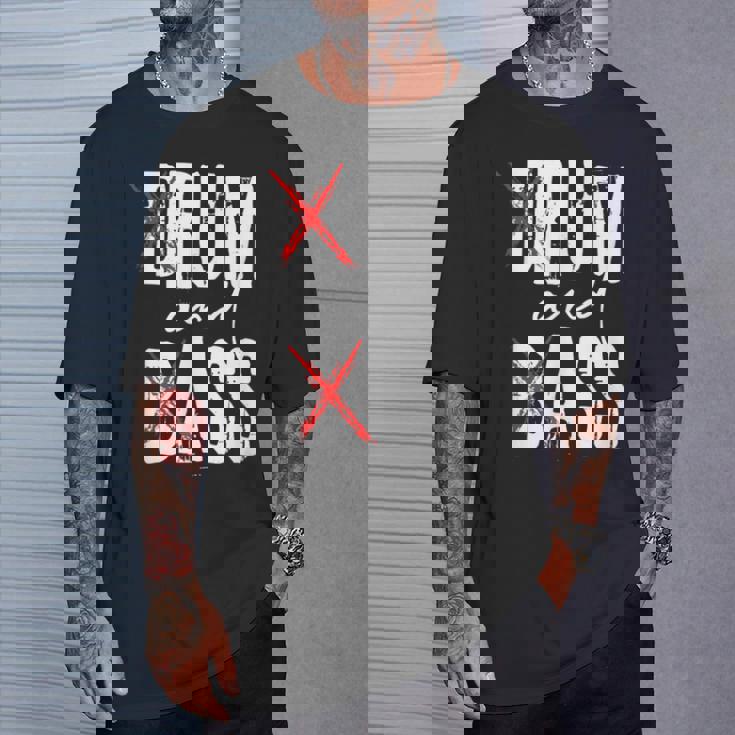 Drum And Bass Rum And Ass Tシャツ 彼への贈り物