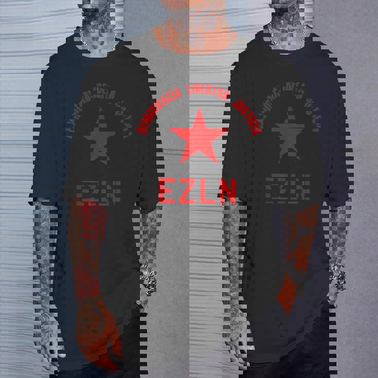 Ezln デモクラシア・リベルタード・ジャスティシア-サパティスタ、社会主義者 Tシャツ 彼への贈り物