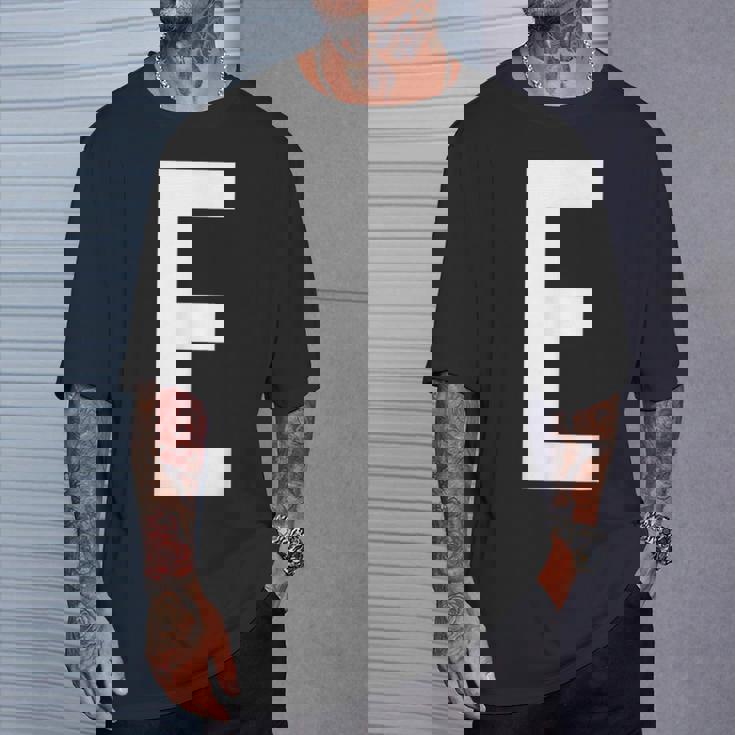 E字アルファベット モノグラム イニシャル Tシャツ 彼への贈り物