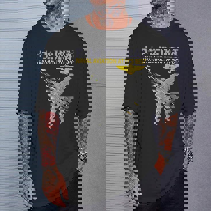 F-14 Tomcatが動作しています。最高の海軍航空。 Tシャツ 彼への贈り物