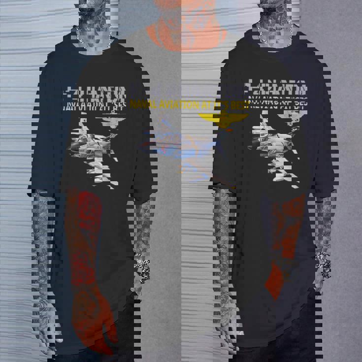 F-4 ファントム アクション中 海軍航空 最高 Tシャツ 彼への贈り物