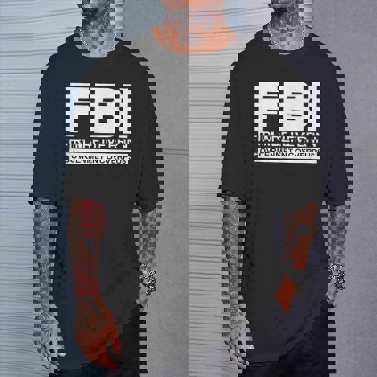 Fbiは州の隠蔽を固く信じています。 Tシャツ 彼への贈り物