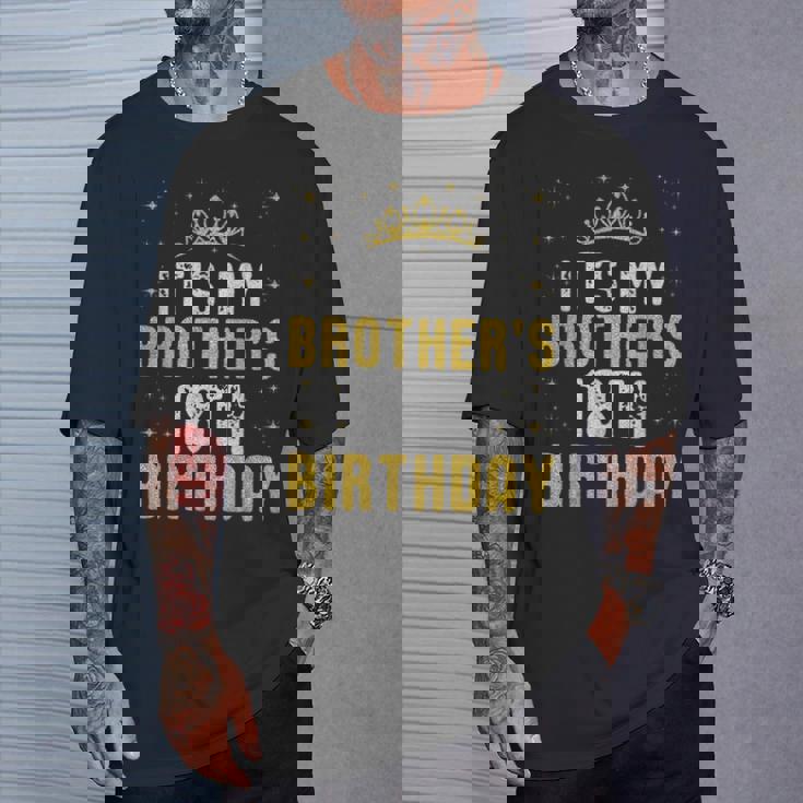 Feliz Es El Cumpleaños Número 18 De Mi Hermano 2007 18 Años Camiseta unisex Regalos para él