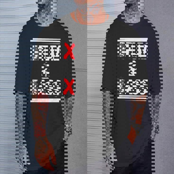 Rum And Ass Lovers Drum & Bass パロディ 皮肉なスローガン Tシャツ 彼への贈り物