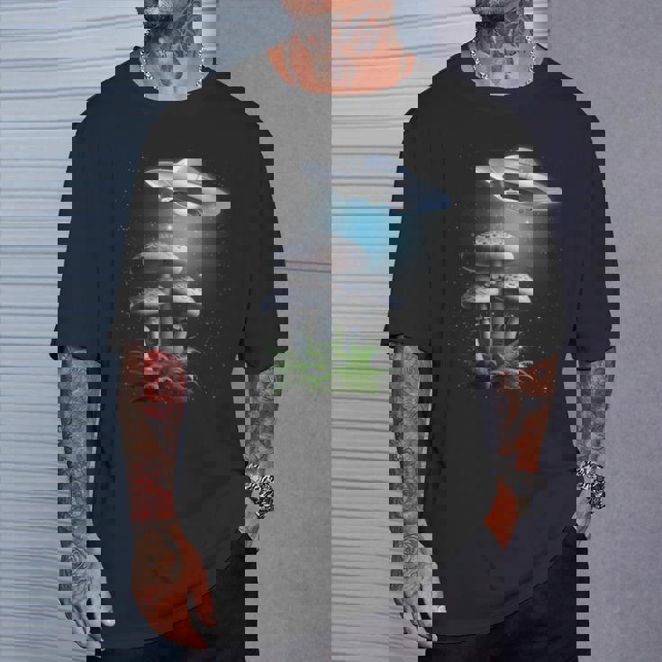 Ufo Hovering Over Weird Mushroomsci-Fi Magichrooms Tシャツ 彼への贈り物