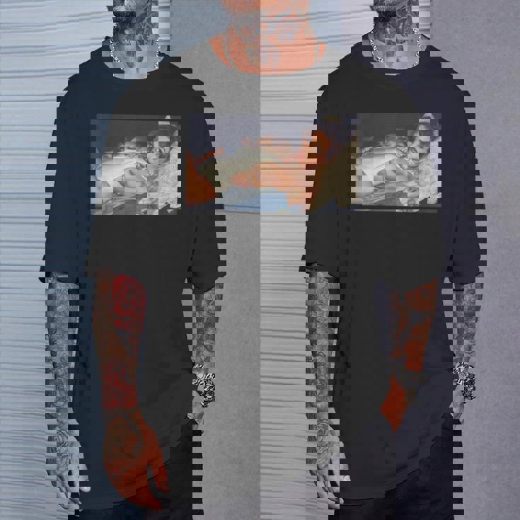 Girl On It 「ソファの上のセクシーなビキニモデル」 Tシャツ 彼への贈り物