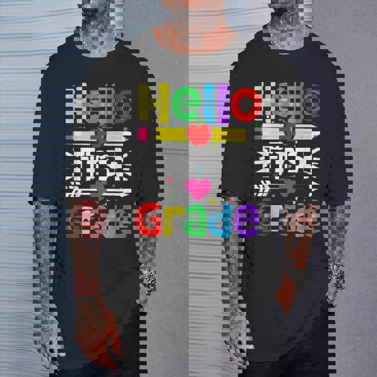 Hello First Grade Back Tochool 1St Day Of 1St Grade Tシャツ 彼への贈り物