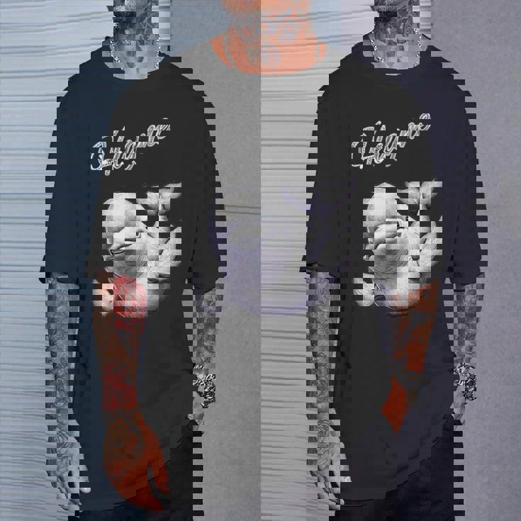 Hug Me ベルーガ アートデザイン 可愛い おしゃれ 動物 シロイルカ シロクジラ Tシャツ 彼への贈り物