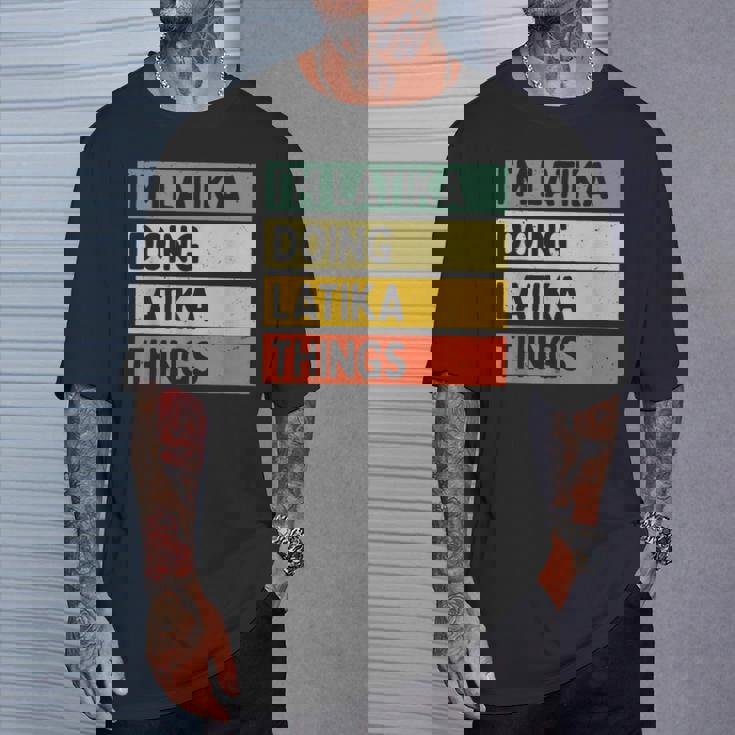 I'm Latika Doing Latika Things 面白い名言 Tシャツ 彼への贈り物