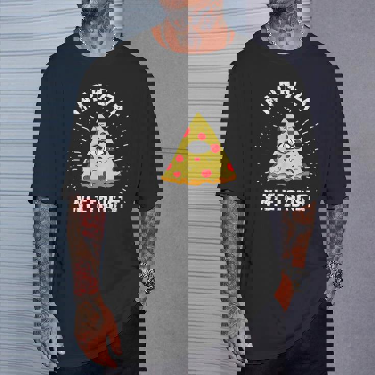 In Pizza We Trust Alleeing Eye Illuminati Faith Tシャツ 彼への贈り物