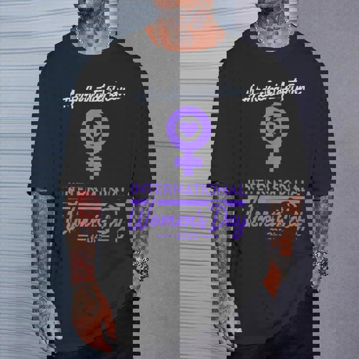 International Women's Day 2025 Accelerate Action Girls Tシャツ 彼への贈り物