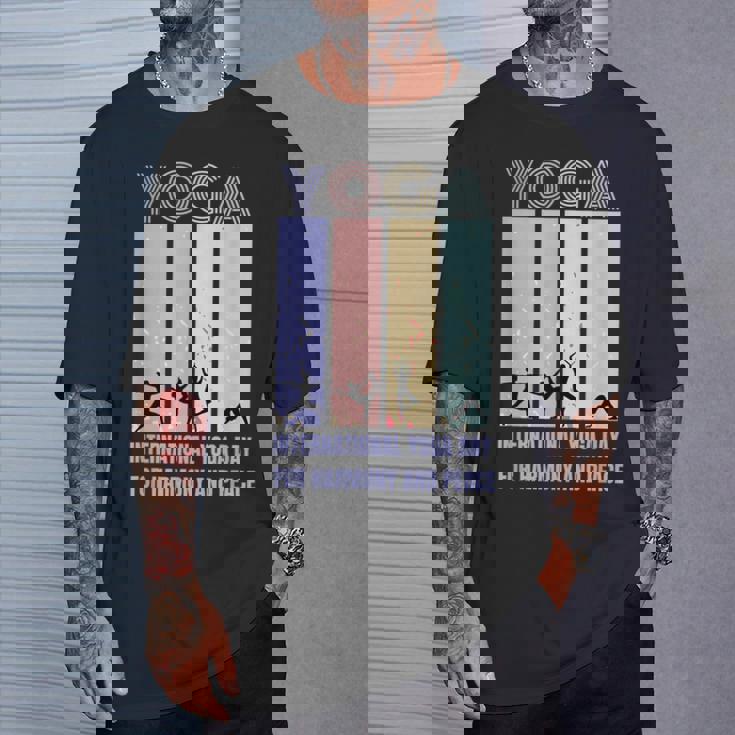 International Yoga Day For Harmony And Peace Tシャツ 彼への贈り物