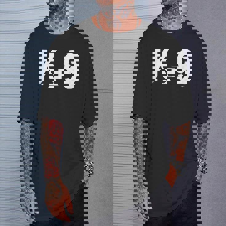 K9 ジャーマンシェパード ロゴデザイン K-9 退役軍人の日 Tシャツ 彼への贈り物