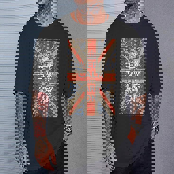 Keep Calm And Carry On Uk Flag Tシャツ 彼への贈り物