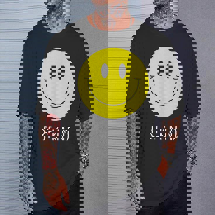 Be Kind かわいい イエロー スマイル フェイス シャツ スマイル フェイス ハピネス Tシャツ 彼への贈り物