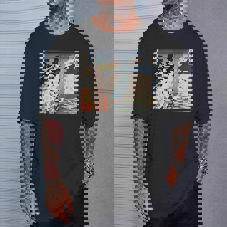 Lady Yelling At Cat Meme Tシャツ 彼への贈り物