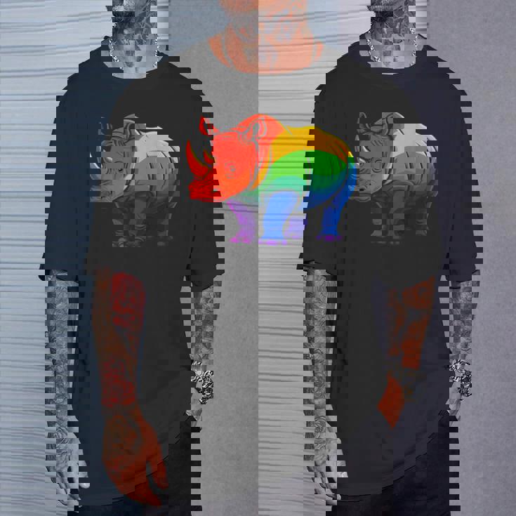 Lgbt 力強い虹色のサイ Rainbow Rhinoceros Graphic Tシャツ 彼への贈り物