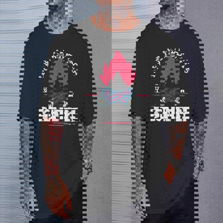 Life Is Better By The Bonfire キャンプファイヤー キャンプ アウトドア ハイカー Tシャツ 彼への贈り物
