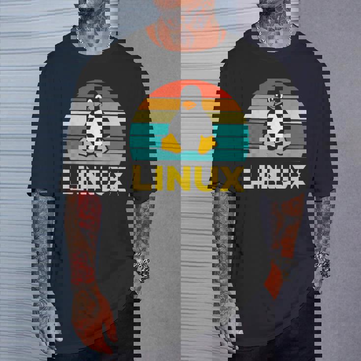 Linux レトロ ヴィンテージ ペンギン オタク ペンギン オペレーティング システム オタク Tシャツ 彼への贈り物