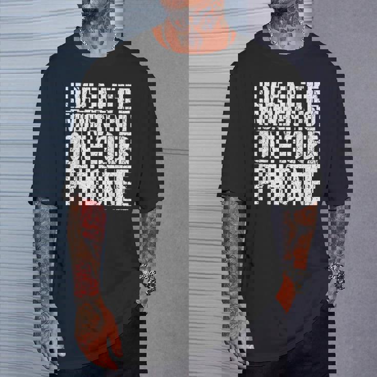 Live In The Moment Not On Your Phone Health Wellness Tシャツ 彼への贈り物