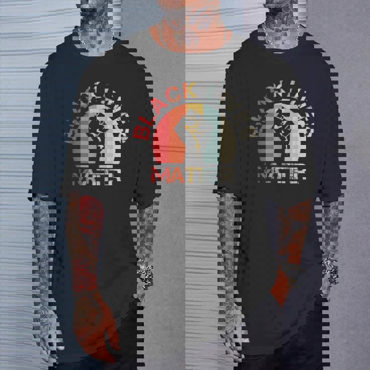 Lives Matter Raised Fist Retrointage No Racism Tシャツ 彼への贈り物