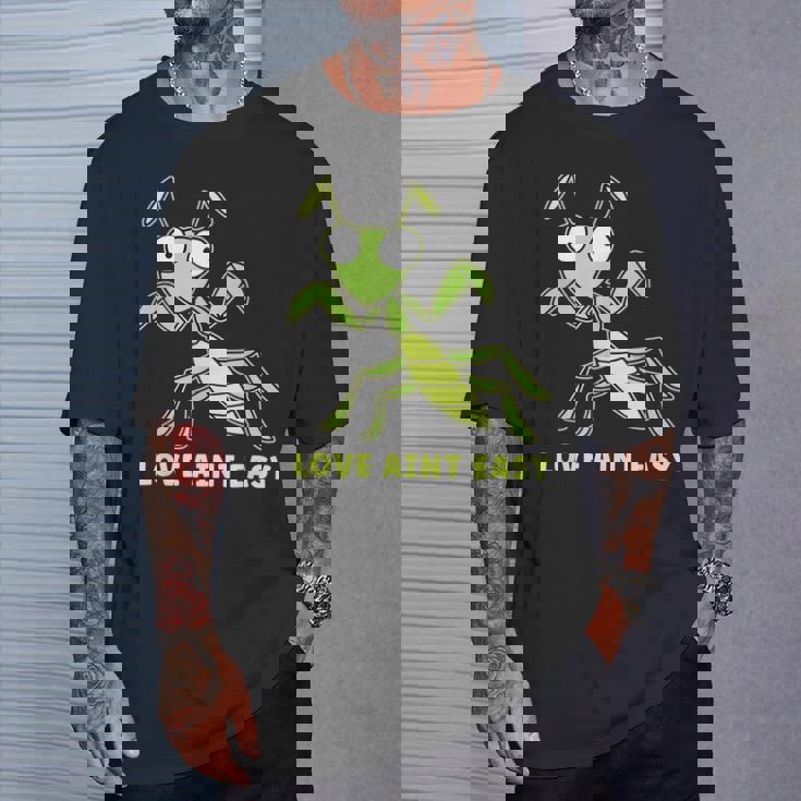 Love Ain't Easy カマキリ ユーモア 昆虫 恋人 ジョーク Tシャツ 彼への贈り物