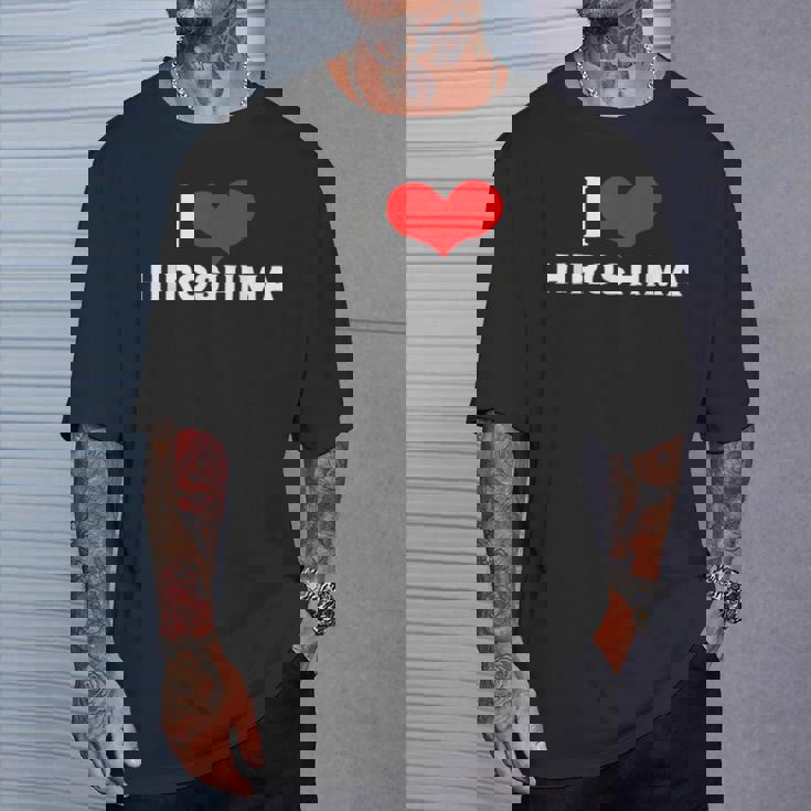 I Love Hiroshima 愛 ハート 広島 広島県 日本 お土産 かわいい おしゃれ Tシャツ 彼への贈り物