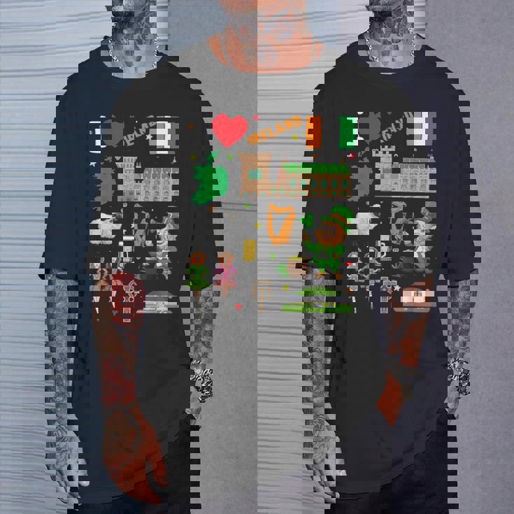 I Love Ireland。手描きアイルランドのランドマーク、旗、地図 Tシャツ 彼への贈り物