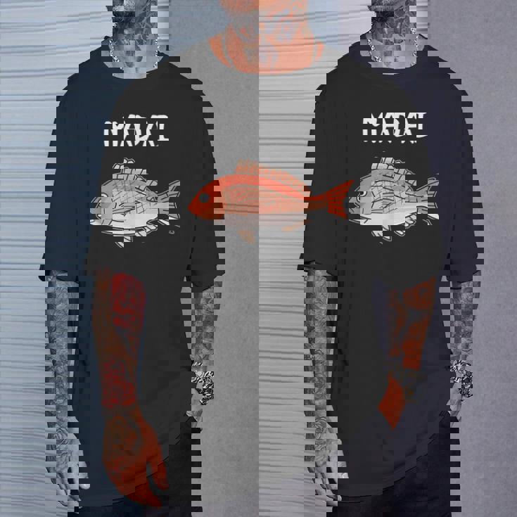 Madai 真鯛 マダイ 魚好き 願掛け 釣り好き 海釣り 趣味 おもしろ 寿司ネタ 趣味釣り 船釣り 釣り Tシャツ 彼への贈り物