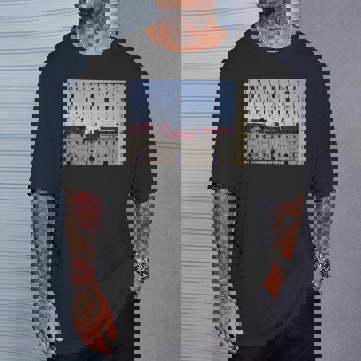 Magritteによるゴルコンダの有名な絵画。 Tシャツ 彼への贈り物