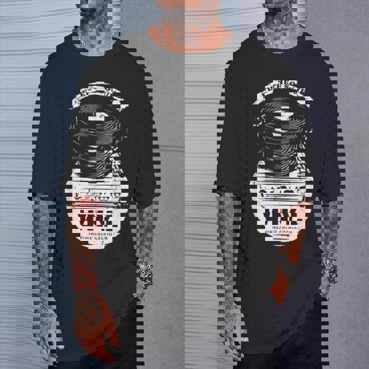 Music Is My Universe レトロなビニールレコードでサウンドを感じる Tシャツ 彼への贈り物