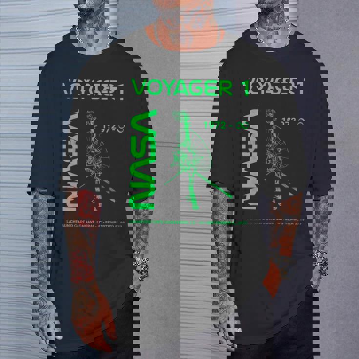 Nasa ボイジャー1号宇宙船は1977年9月5日に打ち上げられました。 Tシャツ 彼への贈り物