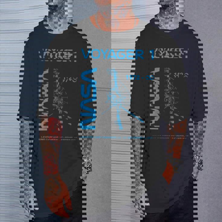 Nasaoyager 1 宇宙船は1977年9月5日に打ち上げられました Tシャツ 彼への贈り物