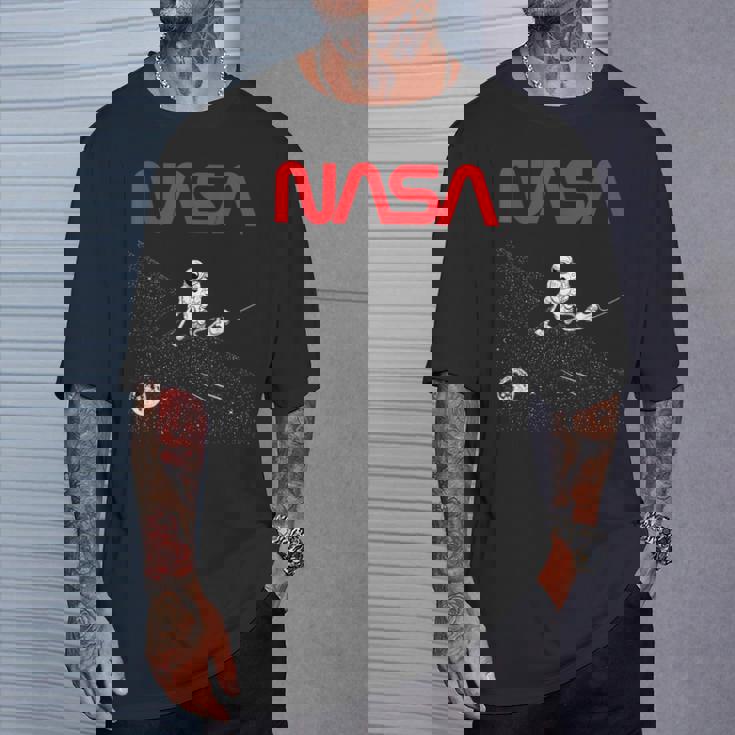 Nasaの宇宙飛行士の掃除機の星のワームのロゴが面白い Tシャツ 彼への贈り物