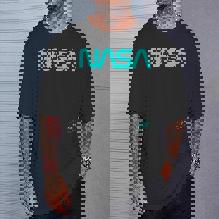 Nasaワームと記章のロゴ Tシャツ 彼への贈り物