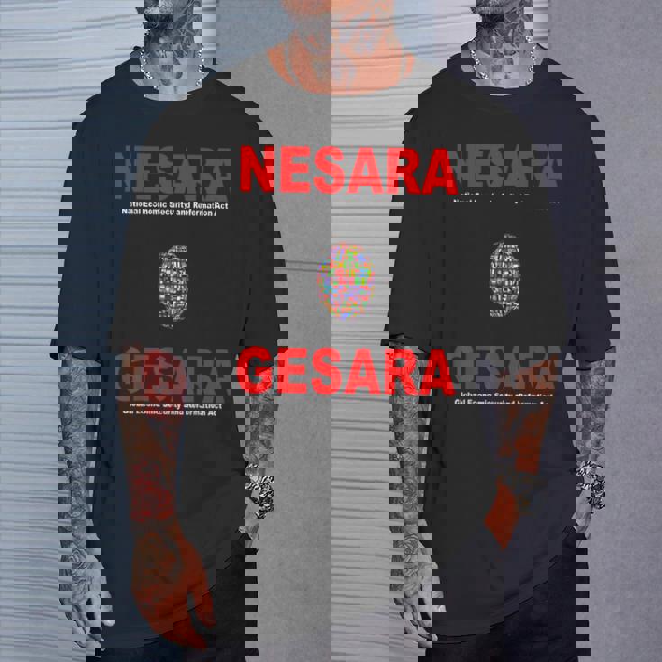 Nesara Gesara、赤い文字。 Tシャツ 彼への贈り物