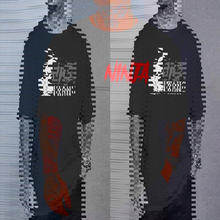 Ninja In Training 面白い忍者誕生日ギフト 男性 女性 子供 Tシャツ 彼への贈り物