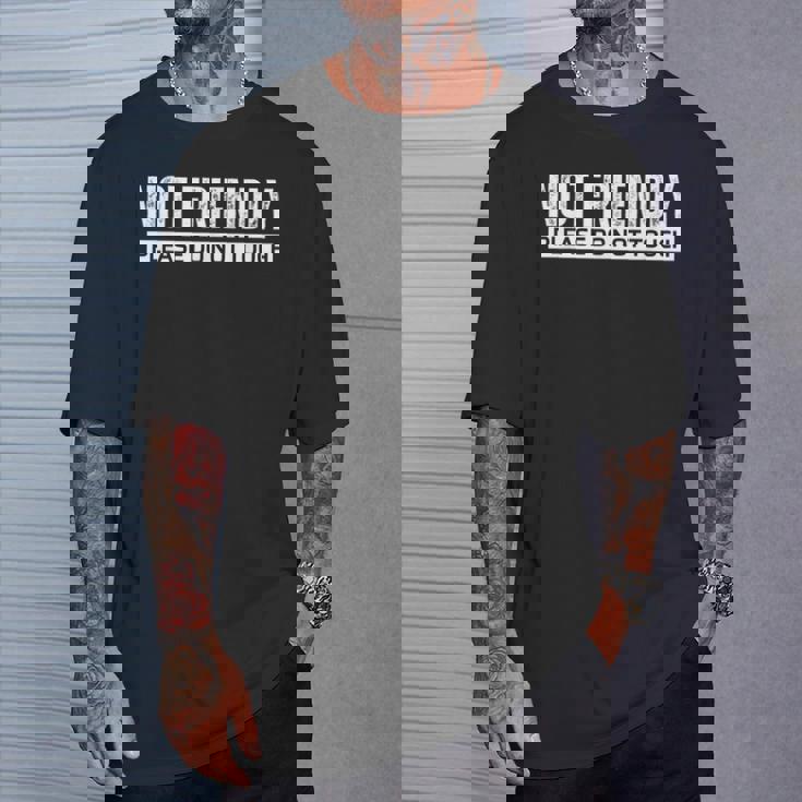 Not Friendly Please Do Not Touch Tシャツ 彼への贈り物