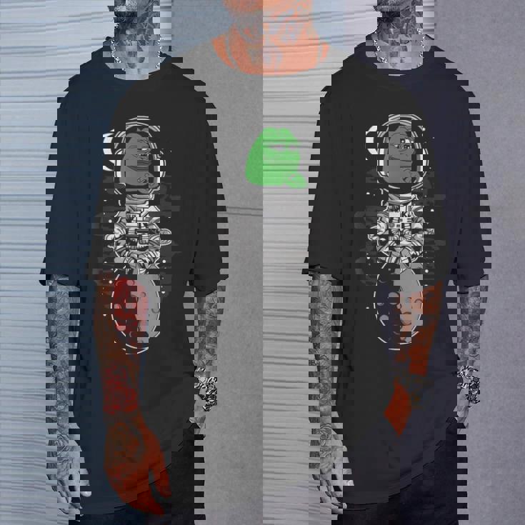 Pepe Crypto用のpepeコインデザイン。 Tシャツ 彼への贈り物